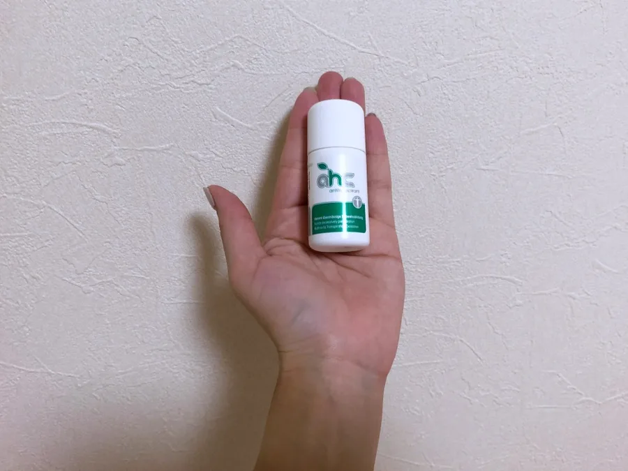 AHCセンシティブのボトルを手のひらにのせたところ