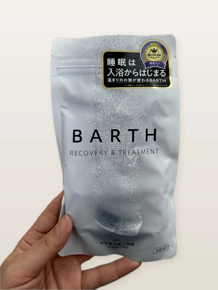 薬用BARTH 中性重炭酸入浴剤 9錠（3回分）の袋を手に持ったところ