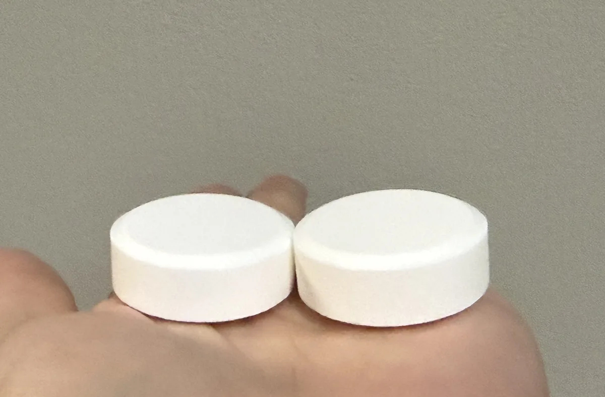 手のひらに並べたBARTHとホットタブ WELLNESSのタブレットを横から見た写真。厚さも形も同じ