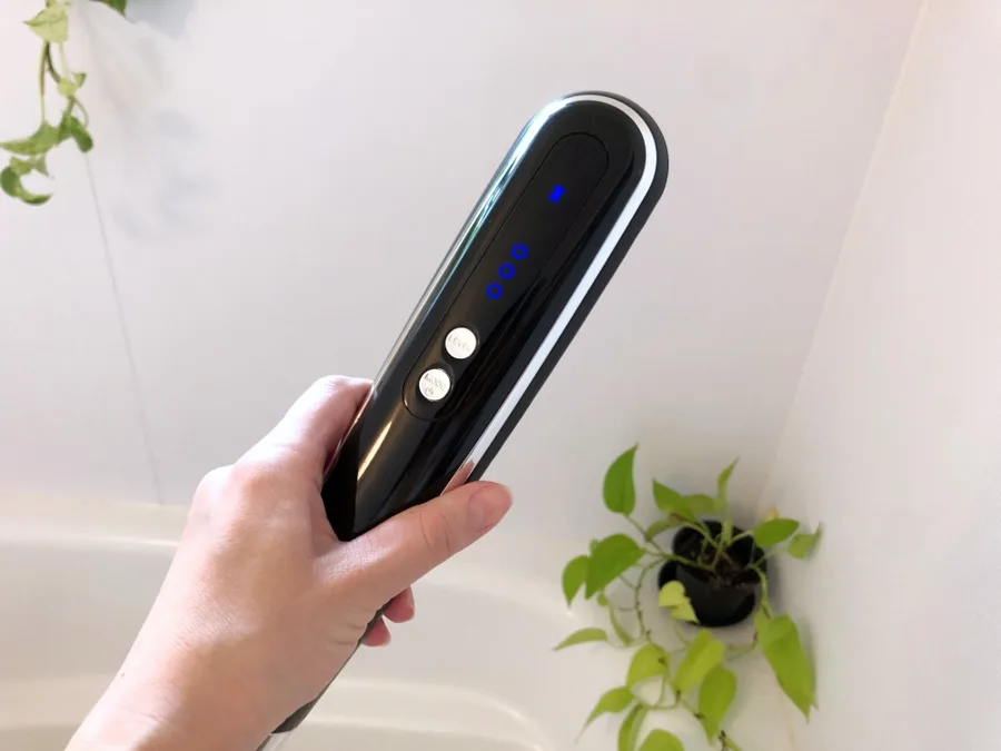 浴室でキャビスパ360を持っているところ