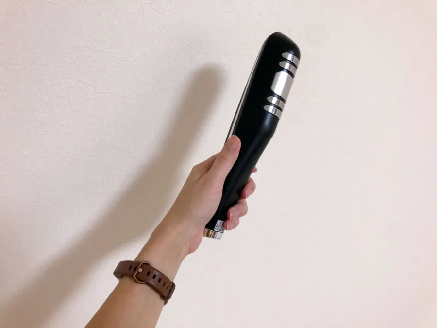縦に長いキャビスパ360を片手で持っているところ