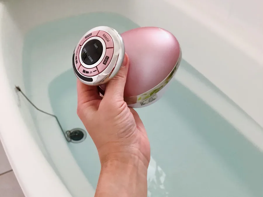お湯をためた浴槽の上でキャビスパRFコアを持っているところ