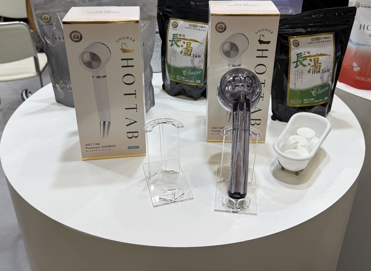 第3回Femtech Tokyoのホットタブのブースに並んでいた商品。HOT TAB Premium SHOWER、長湯ホットタブClassicなど