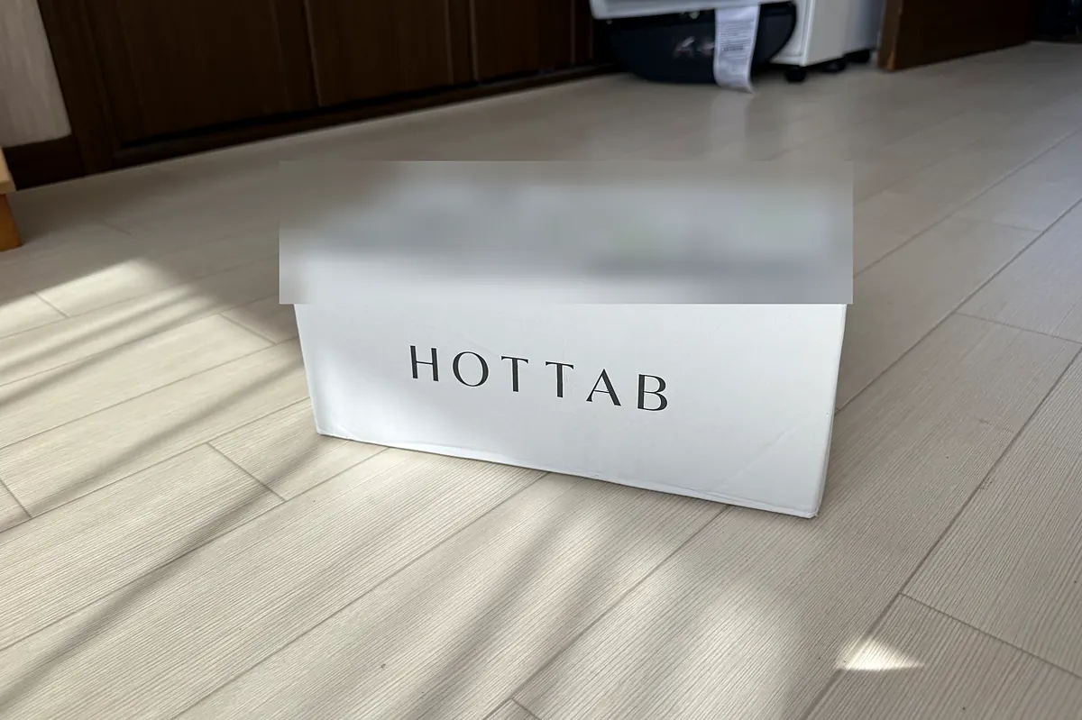HOTTABのロゴが入った定期便の白い箱