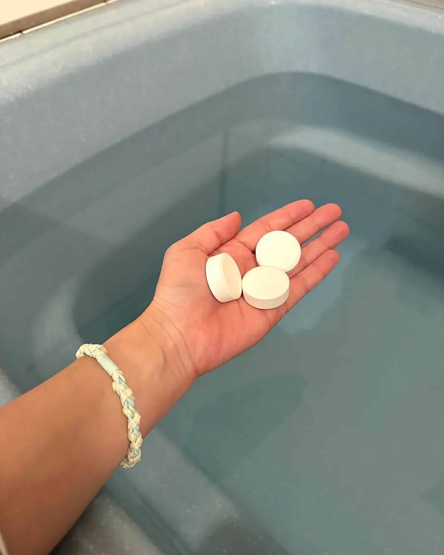ぬるめのお湯を張った浴槽の上で、ホットタブ3錠を手にのせたところ