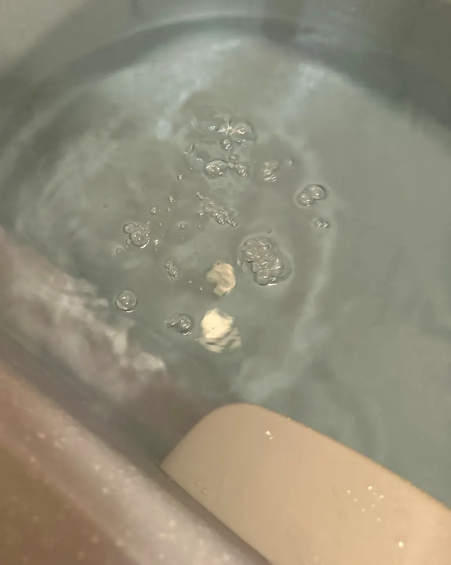 浴槽のお湯の中でホットタブが溶けているところ